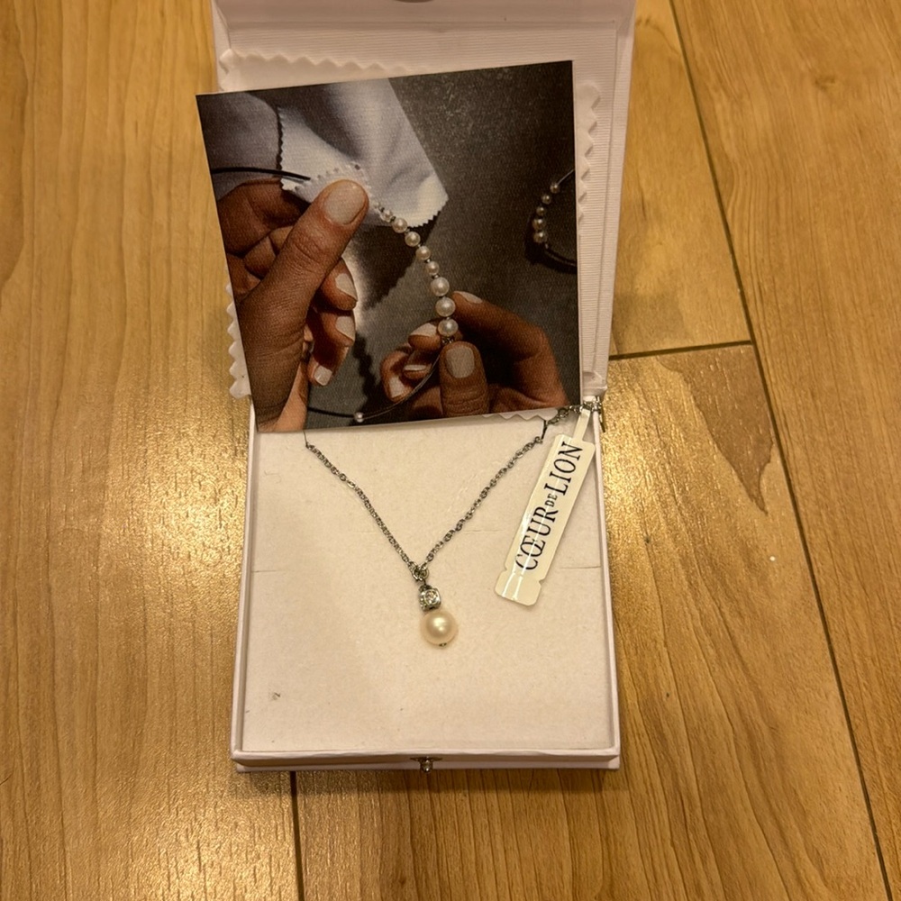 Solitaire freshwater pearl necklace silver